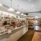 Comfort Inn Boston shop